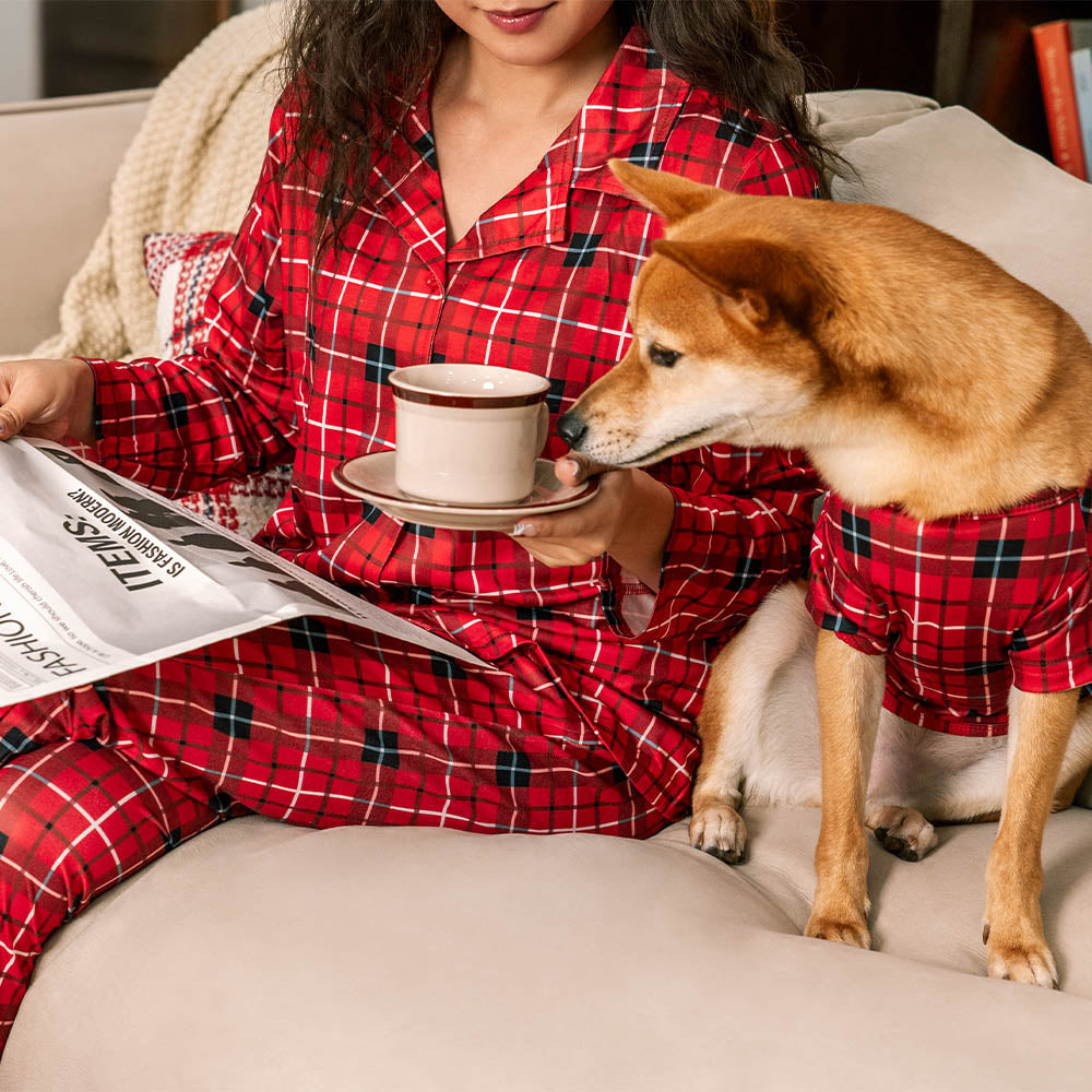 Weihnachtlich rot karierter, hautfreundlicher, passender Ganzkörper-Pyjama für Hund und Besitzer