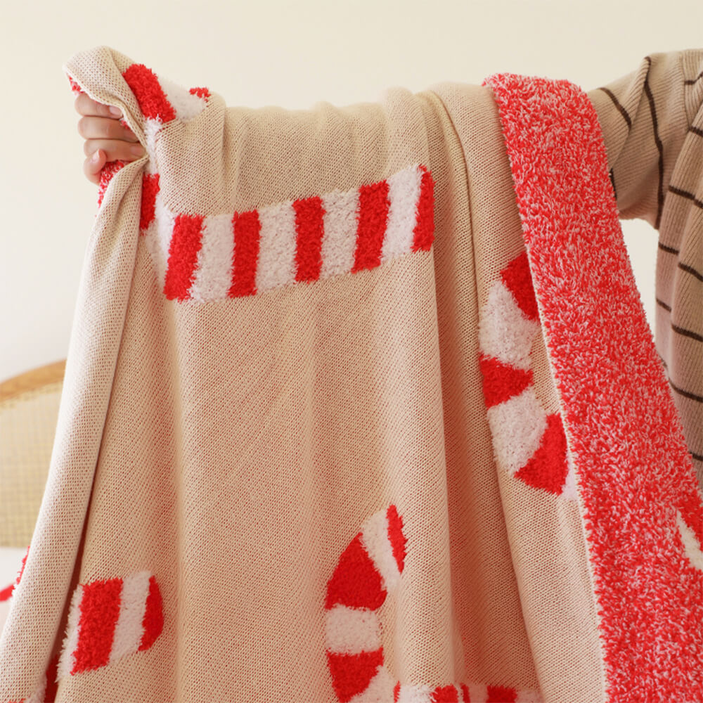 Gemütliche Strickdecke mit Weihnachts-Zuckerstangenmotiv und Kissen