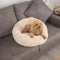 Cama de perro esponjosa redonda y borrosa