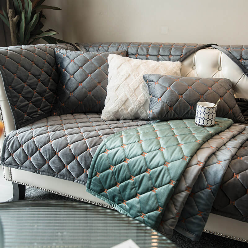 Luxuriöser, rutschfester Couchbezug aus gestepptem Samt