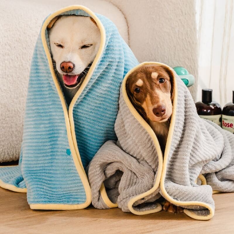 Weicher, gestreifter, schnell trocknender, saugfähiger Hunde-Bademantel