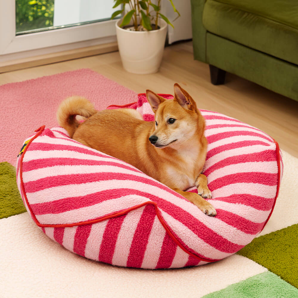 Cama para perros con puf calmante poligonal con estampado de rayas de moda